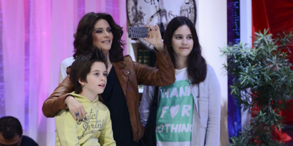 Andreea Berecleanu, insotita de copii la filmari